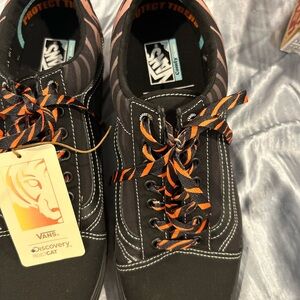 Never worn, Special edition discovery channels save the tigers. Laces included